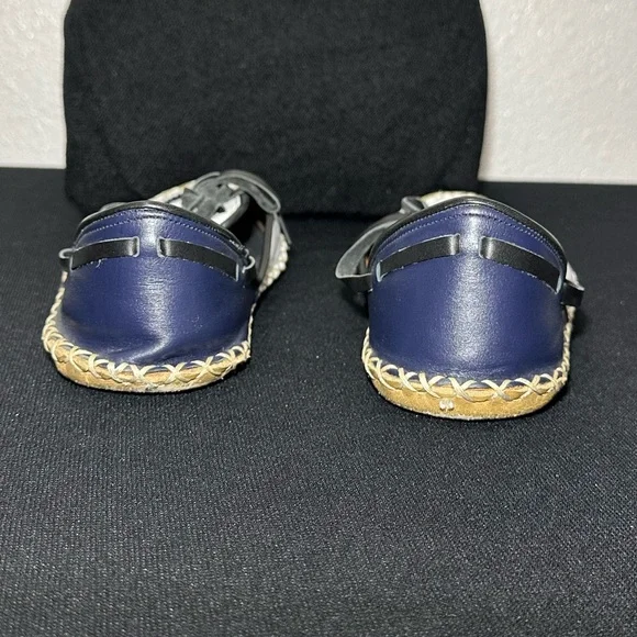 Hand-stitched leather sandals - Picture 6 of 8